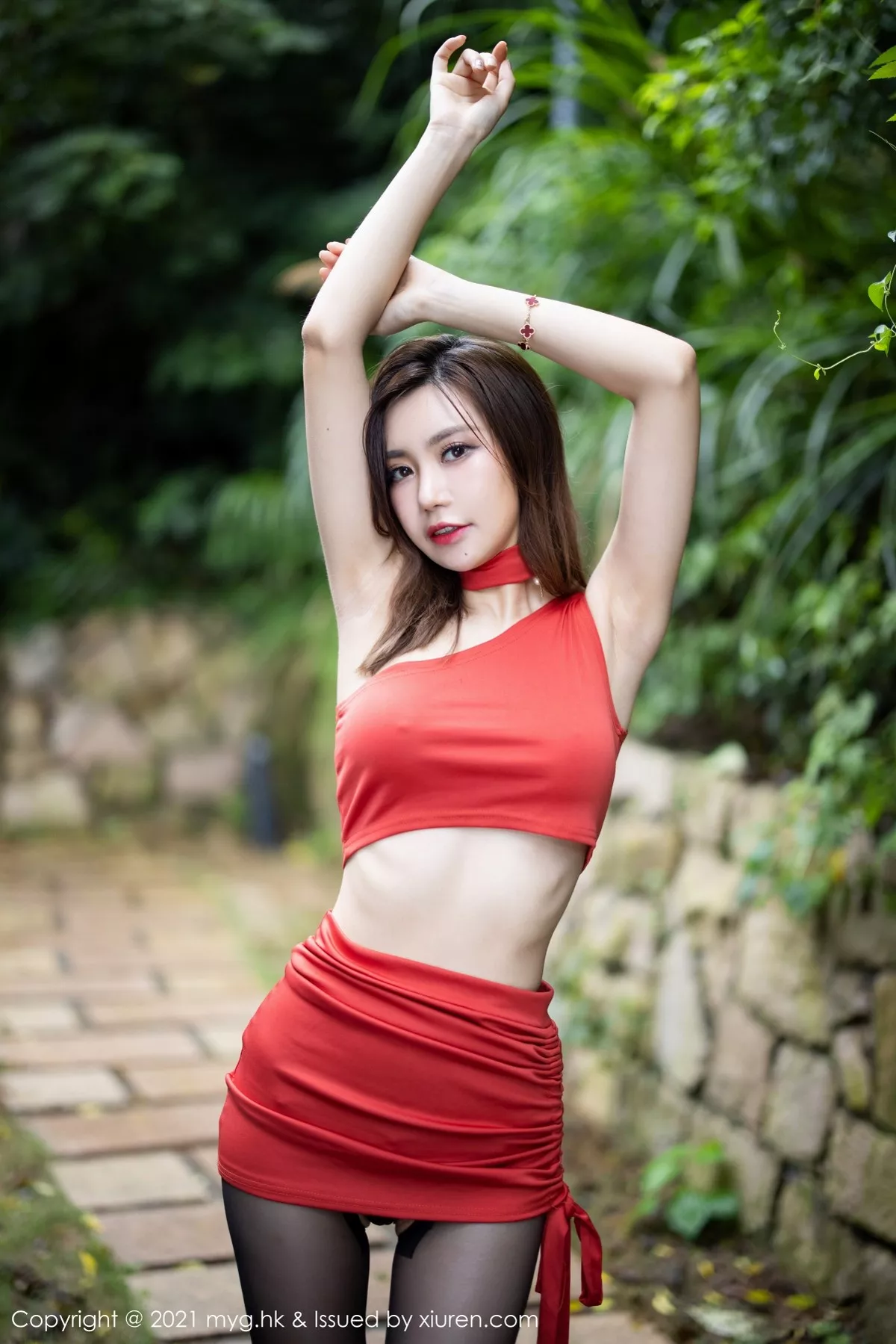 秀人集.com_[MyGirl美媛馆]Vol.585_女神绮里嘉Carina杭州旅拍户外鲜艳红裙配开档黑丝魅惑写真61P