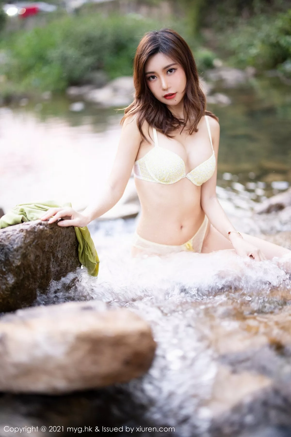 秀人集.com_[MyGirl美媛馆]Vol.597_女神绮里嘉Carina长三角旅拍户外山涧露蕾丝内裤湿身诱惑写真50P